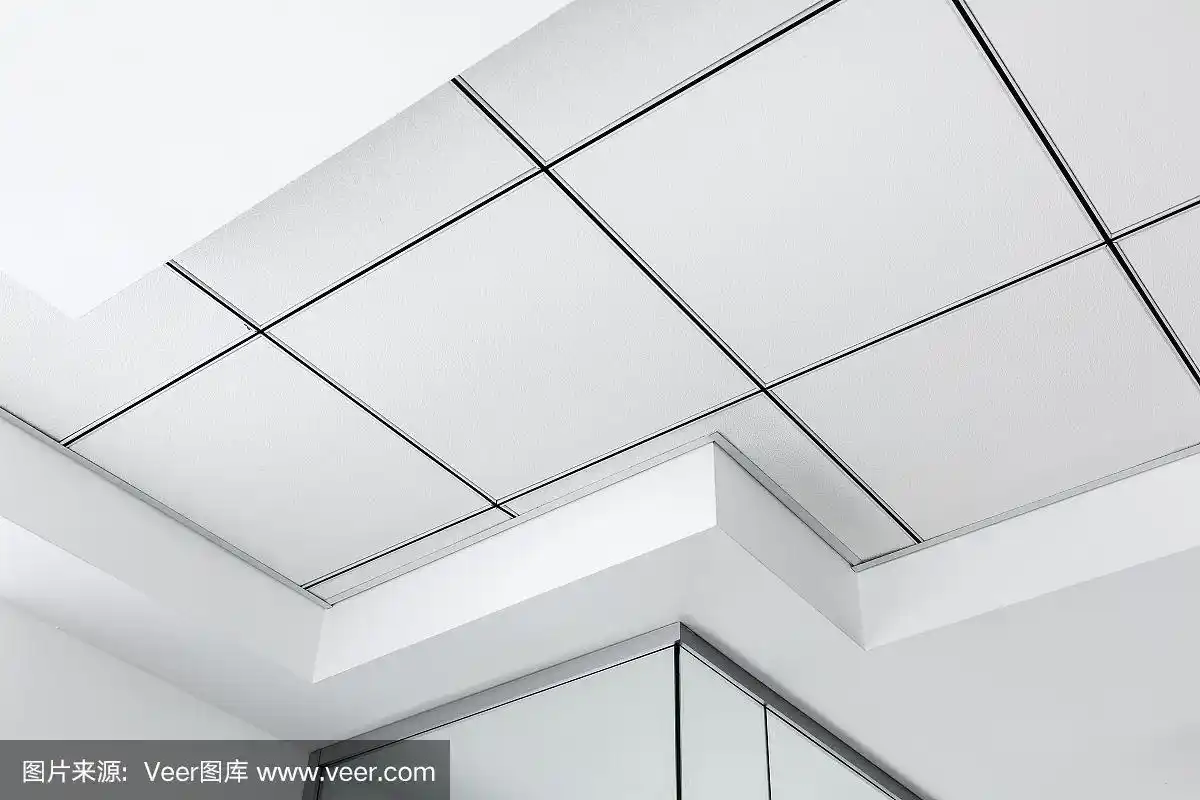 多层次的天花板与三维突出和白色的悬浮瓷砖天花板,近距离的几何细节.