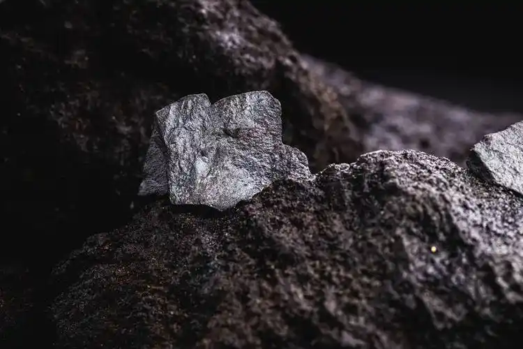 铁矿石供应趋于宽松 期货盘面仍有望继续回调