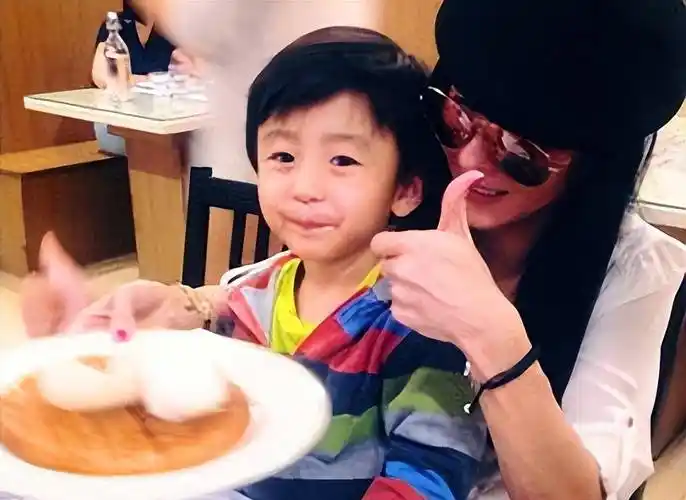 张柏芝为小儿子庆生,五岁小王子身形瘦长,在生日会开心奔跑玩耍_时刻
