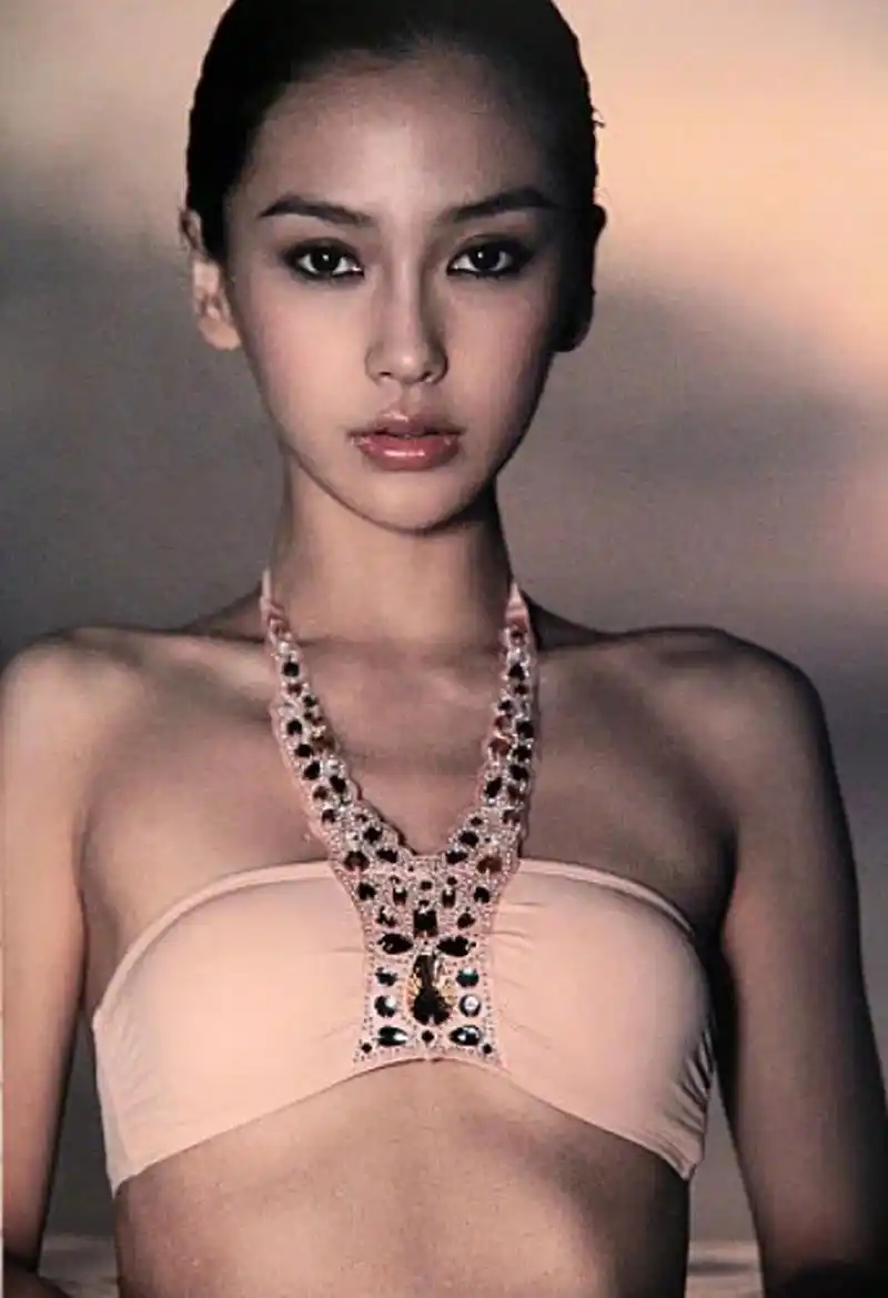angelababy的泳装照,引发热议.