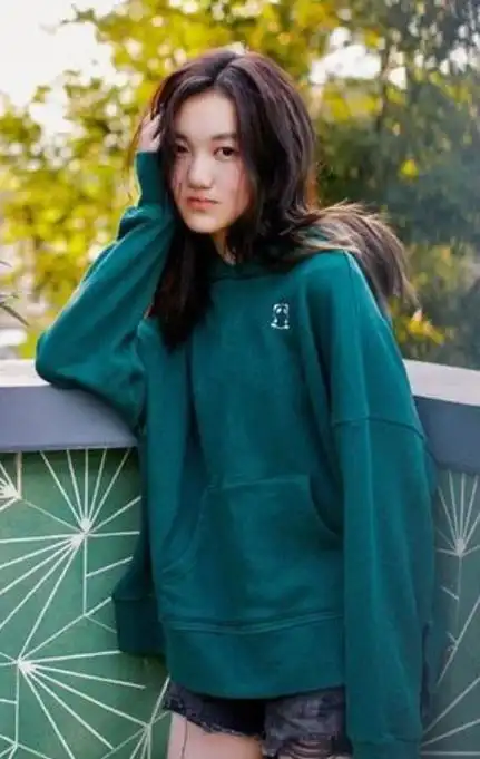 王菲为女儿庆生16岁李嫣染金发大变样兔唇消失颜值加倍