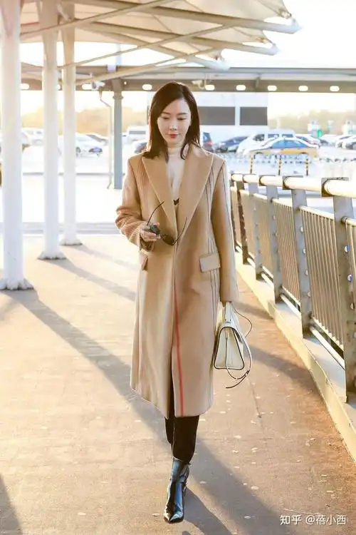 陈数穿出了中年女性想要的高级感一袭黑色丝绒连衣裙气质惊艳