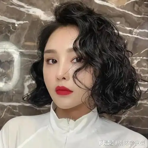 短发也疯狂!40-50岁轻熟女必备,洋气发型大揭秘!