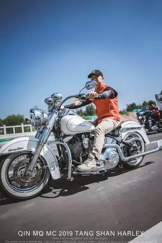 机车俱乐部装备之秦魔mc机车美女夜啤酒放荡不羁爱自由