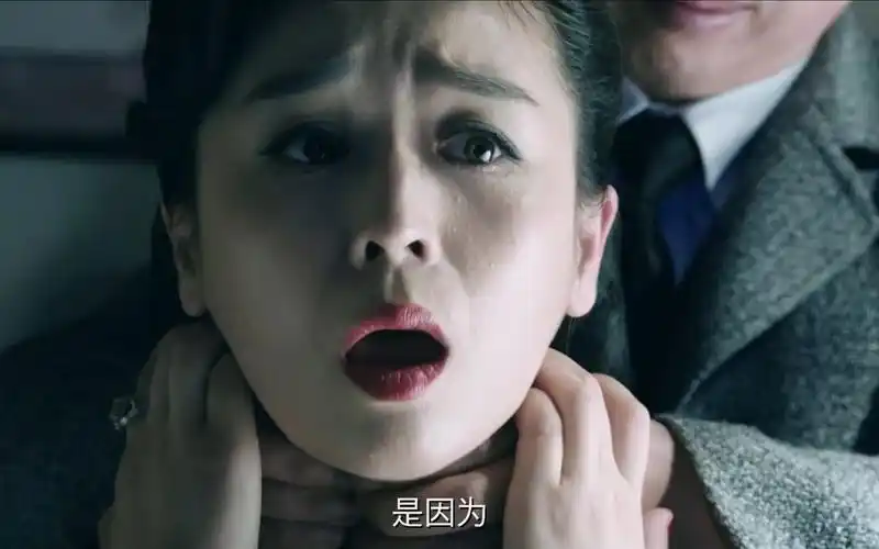 旗袍女特务被大汉掐住脖子提起,两只丝足在空中无助地乱蹬.