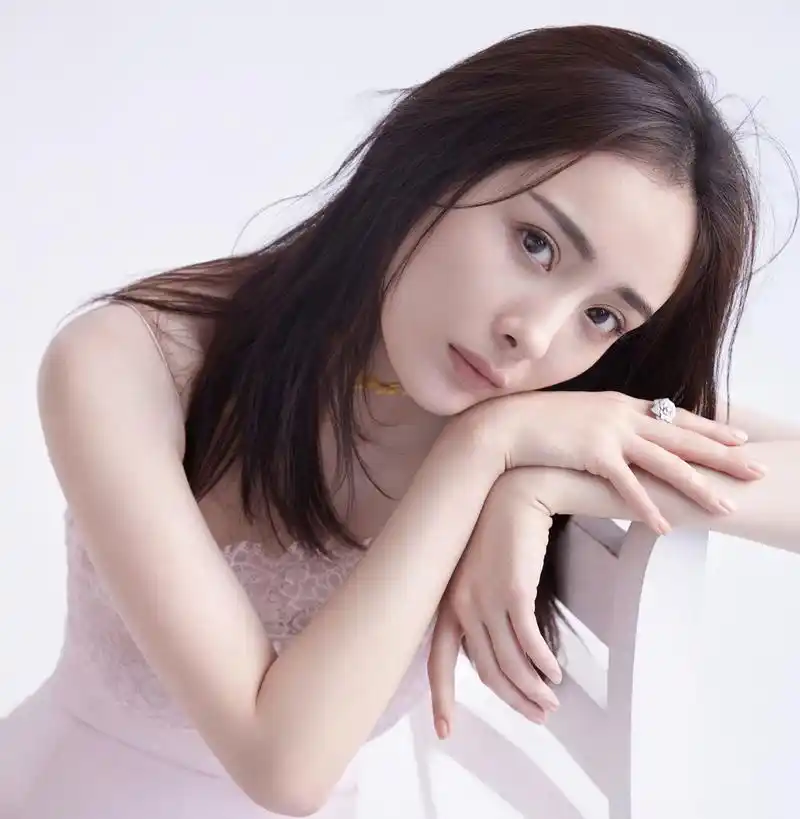 杨幂中分中长直发发型大红大紫的杨幂即使简单的中长直发也是美的不要