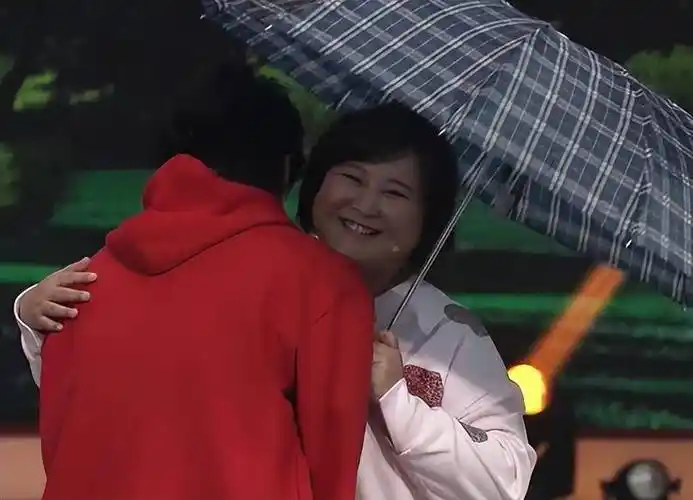 拍戏的贾玲,观众还没感动到3秒,打开评论区后笑不活了_电影_沈腾_票房