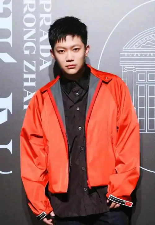 pgone宣布举办世界巡演后现身机场长胖戴金链嘻哈范十足