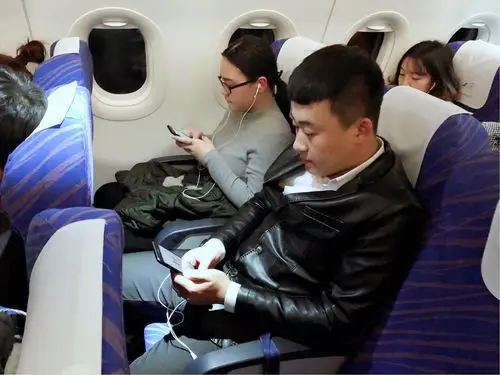 浪潮的福利触及航空领域,坐飞机使用手机已经不再是虚无缥缈的梦想