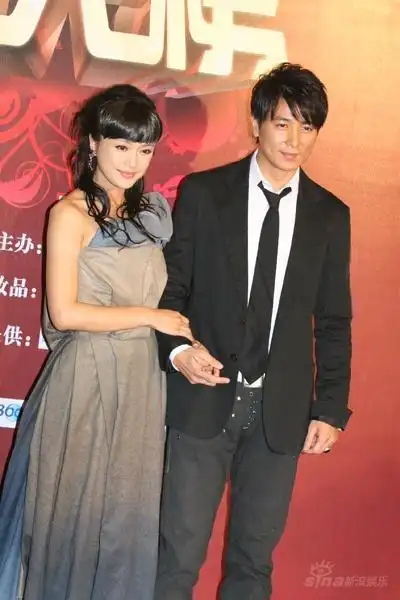 图文:07bq红人榜红毯风情 秦岚保剑锋携手入场