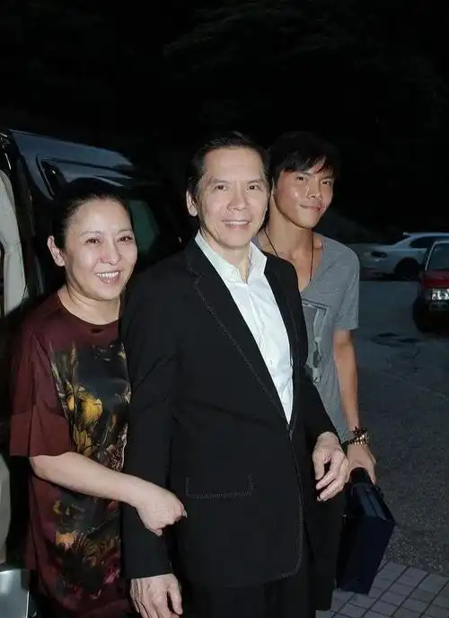 这天,当崩牙驹得知向华强一行人在蒲京大酒店吃夜宵时,崩牙驹于是率