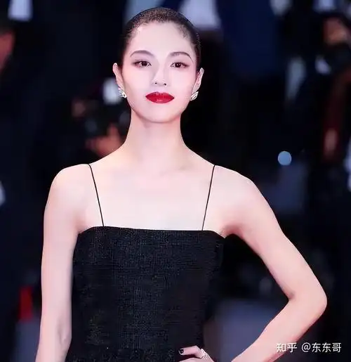 如何评价女明星钟楚曦的颜值