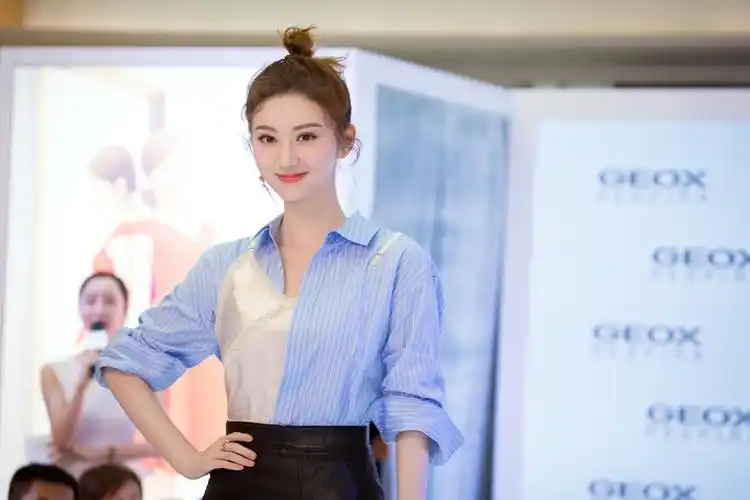 景甜内衣外穿性感活动写真图片