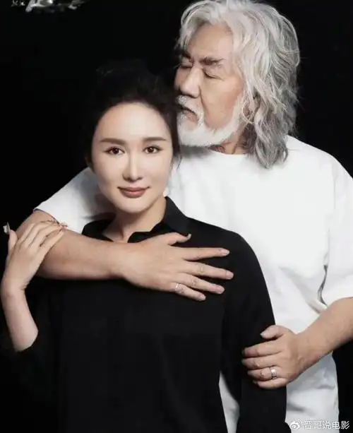 张纪中和妻子回应三胎称72岁男人生孩子很正常曾表示精力很充沛