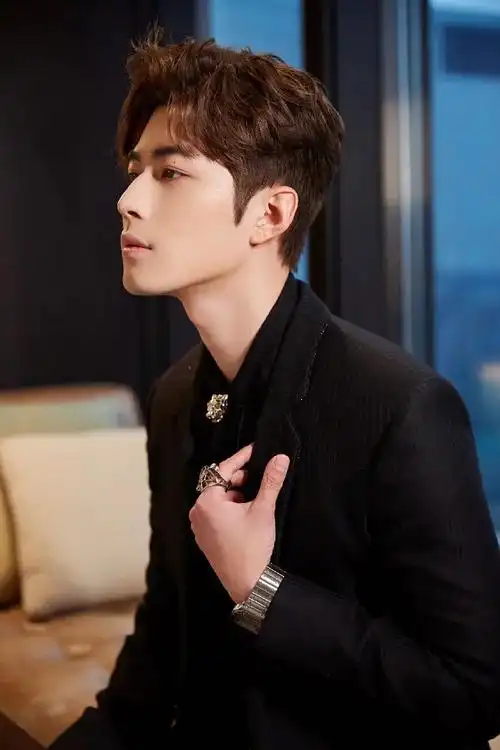 时尚男星陈学冬禁欲系西装儒雅精致帅气写真