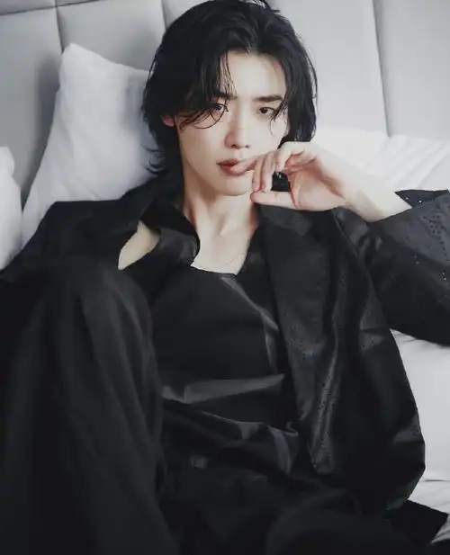 李钟硕32岁状态