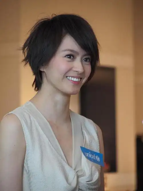 甚少在观众面前留过长发,反而自《烈火战车》后就一直保持着短发造型