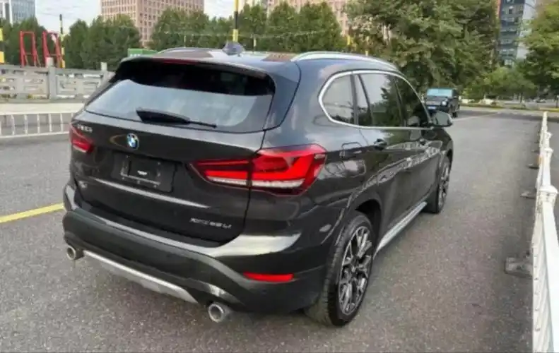 21款20年为宝马x1顶配.