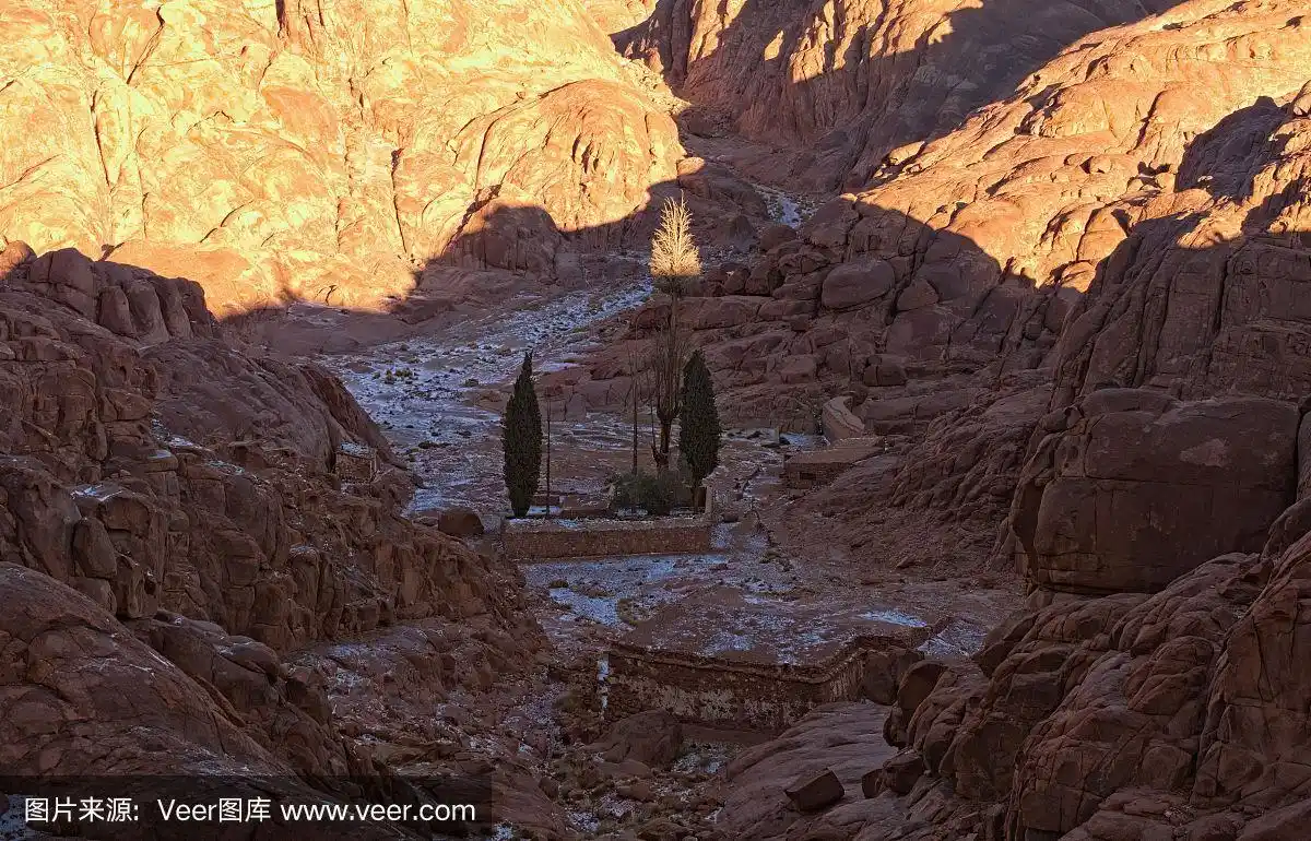日出时风景如画的西奈山(何烈山,加巴勒穆萨山).