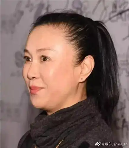 55岁傅艺伟近照曝光曾是最美妲己如今一头短发网友直呼认不出