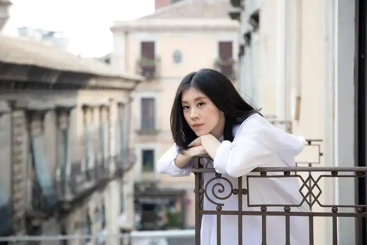 白安新歌唱出勇敢无畏mv异国拍摄意外遇见六年前的自己