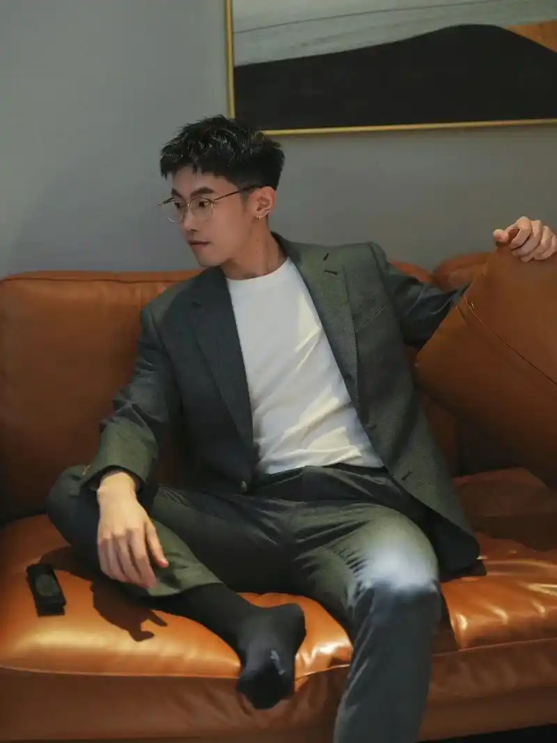 人夫下班回家.#正装皮鞋 #西装杀 #斯文败类 #西服的魅力 - 抖音