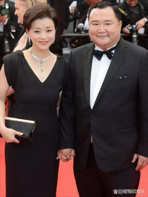 杨澜和丈夫吴征结婚29年夫妻恩爱,虽然定居在美国,但是杨澜一直都是