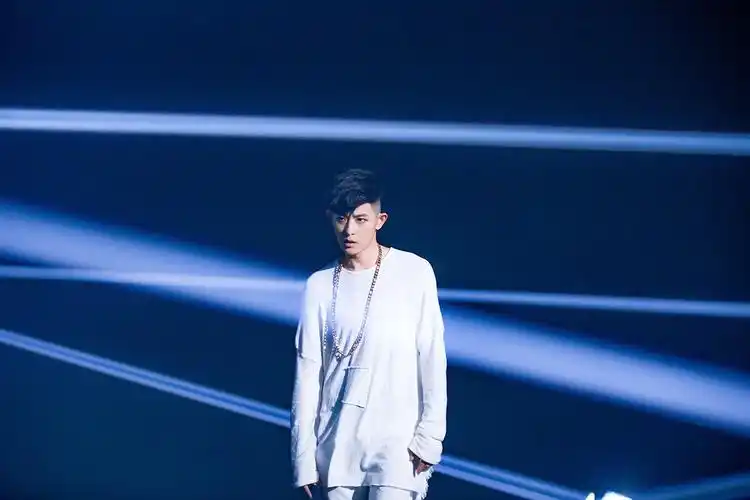 敖犬《young sinatra》mv上线 上演纯粹的爱情告白