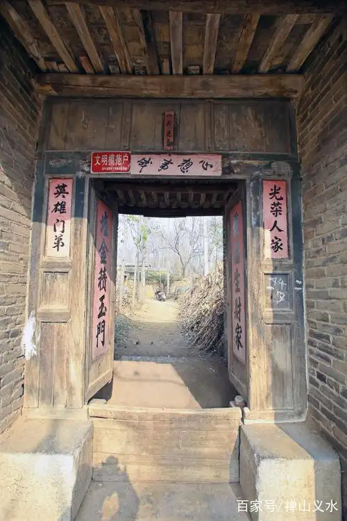 旧社会普通人家的大门,没有门当,房门也不大.