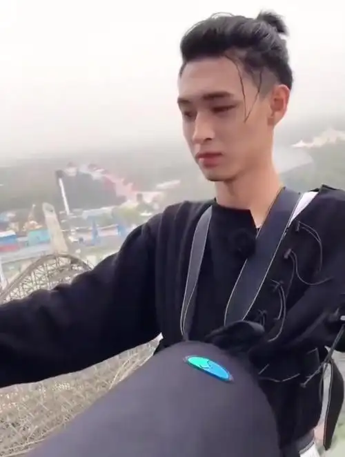 秦霄贤蹦迪是我的专业,蹦极可不是