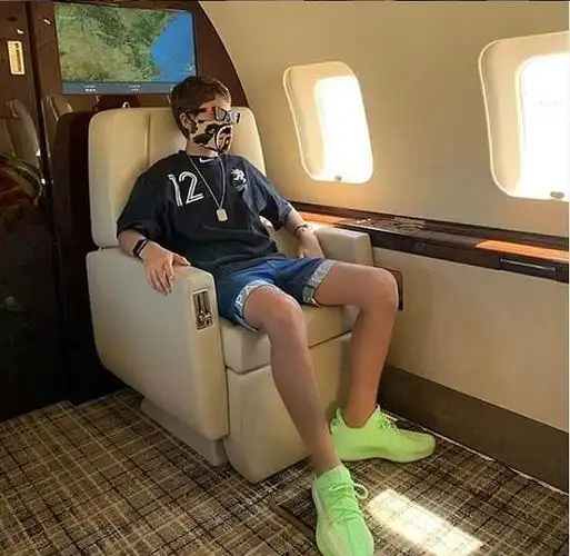 疫情下照玩:国外富二代们戴上奢侈品口罩,开私人飞机游艇非常嗨