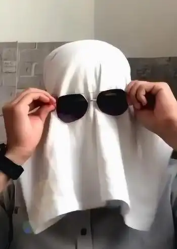 遮个白布,再戴上墨镜,我就是最靓的仔