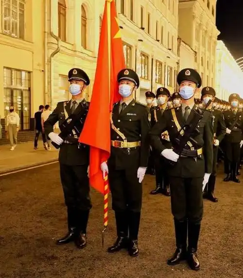 原创红场阅兵彩排解放军展大国气度!俄网友:帅气,连女孩子也跟着走