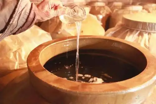 六代传承风味独特临港镇杨村乡间酒坊飘酒香