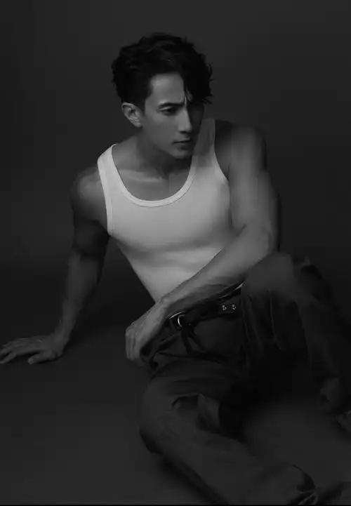 吴尊一直坚持健身,此前曾多次晒出自己和家人的健身照片记录生活点滴