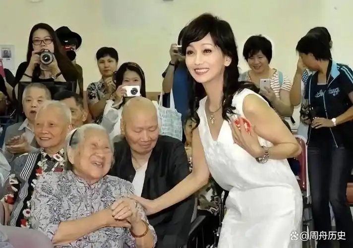 66岁的赵雅芝探访敬老院,却被65岁的同龄人喊"小妹仔"