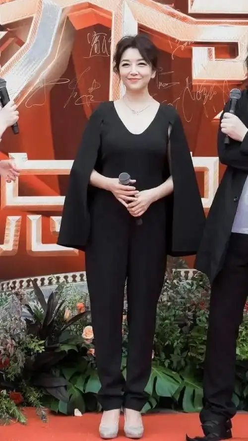 江珊越来越优雅穿黑色斗篷连体裤气质出众身材也是不输小姑娘