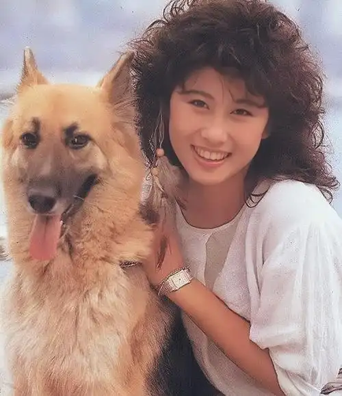 60岁女神叶倩文:不染发,身材火辣,红裙白发,依旧活力四射