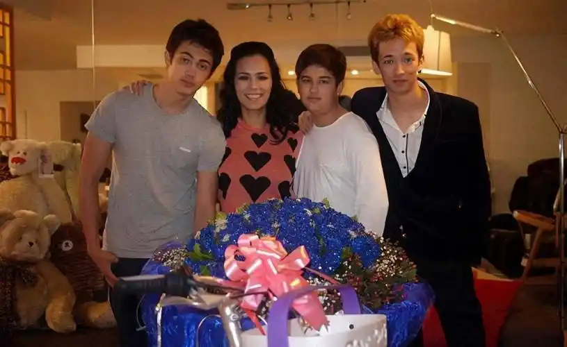 韦唯三个混血儿子很优秀,两个考上北大,一个成拳击冠军_孩子_教育