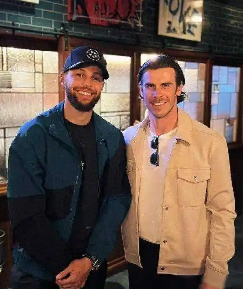 足篮双星贝尔和库里合影两人笑容满面