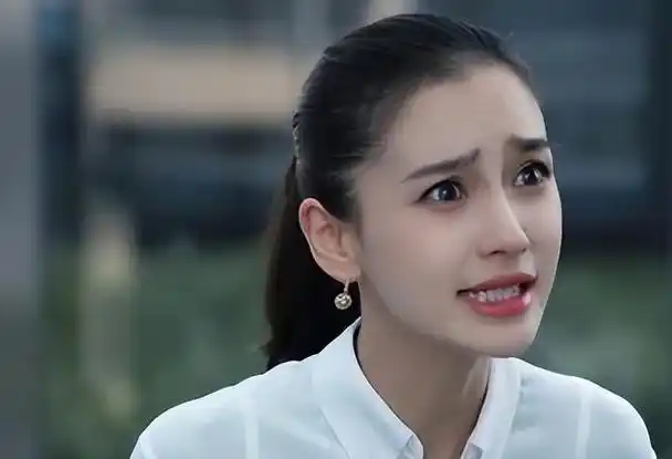 杨颖的"脸在江山在"终成捧杀,靠脸吃饭,代价比想象中的更大 - 黄晓明