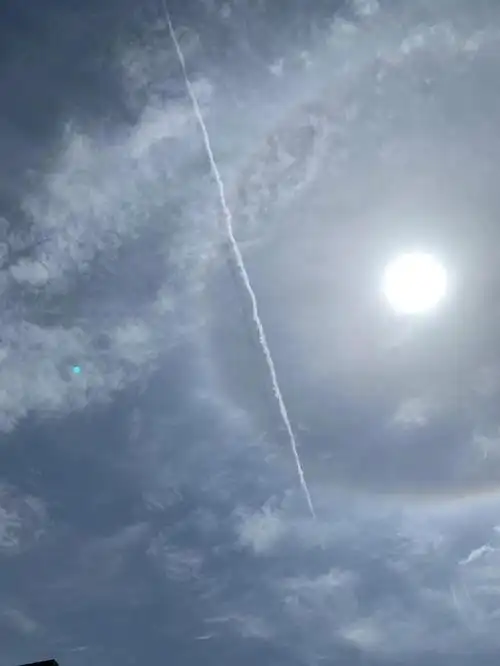 惊现一道白光划过成都上空_网易订阅