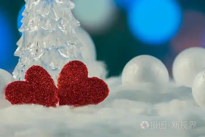 两颗心在一个美丽的冬日雪景下相聚爱情与情人节概念