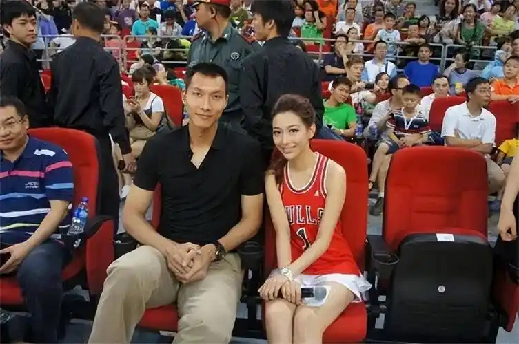 08年,易建联追求刘亦菲被拒,6年后娶巴西足球宝贝生俩娃入美籍_李亚红