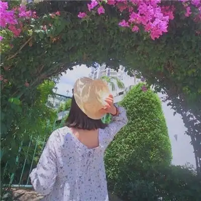 最新版2020女生小清新背影花海头像我能给你一场不分手的恋爱