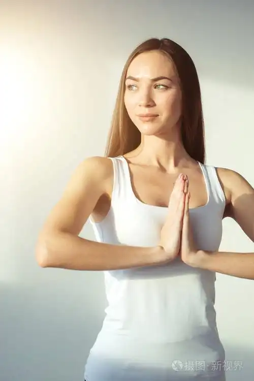 练习瑜伽和冥想的女人, 手捧手掌合十手印
