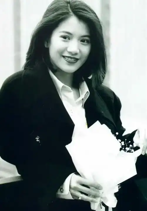 回顾好命的袁咏仪:19岁成名,蝉联金像奖影后,被张智霖独宠30年