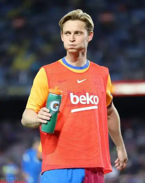 巴萨跟队记者德容95转会曼联转会费在70008000万欧