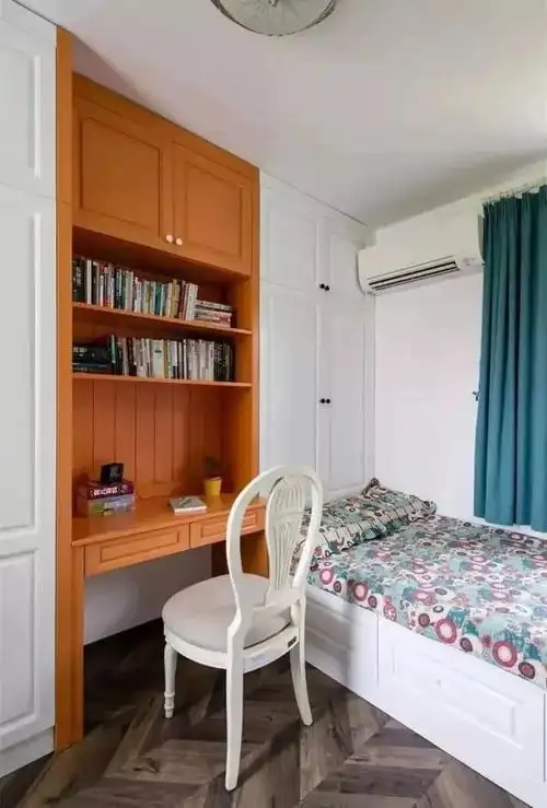 首先承认这个客观事实,接着开始解释小卧室大客厅是现在非常普遍的