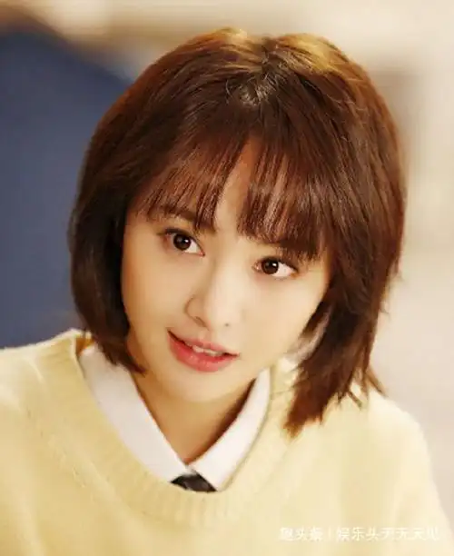 郑爽留短发,显得少女气息十足